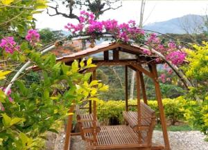 Κήπος έξω από το Cabaña pozo azul +9 φωτογραφίες