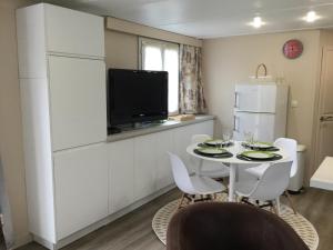 Kuchyň nebo kuchyňský kout v ubytování La maison du Bonheur Mobilhome