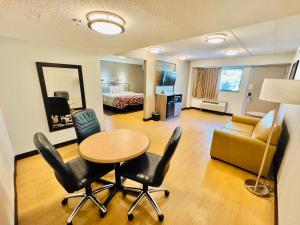Televisyen dan/atau pusat hiburan di Red Roof Inn Milford - New Haven