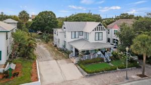 an aerial view of a white house at The Old Apartment in Fort Pierce