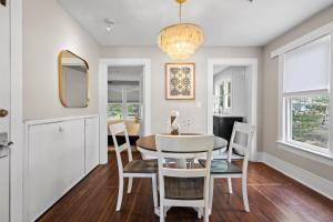 Un comedor con mesa y sillas en The Porch at Fort Pierce, en Fort Pierce