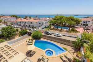 蓬塔普里马Villa Primasol by Villa Plus的带游泳池的度假村的鸟瞰图