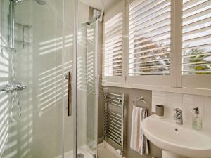 Swyreにある4 Bed in West Bexington DC149の洗面台とシャワー付きのバスルーム +20枚の写真