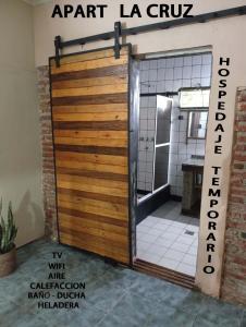 eine Holztür in einem Zimmer mit Bad in der Unterkunft la Cruz 2 in Formosa