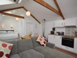 ウィリトンにある1 Bed in Williton 74145のソファとキッチンのあるリビングルーム