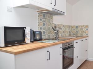 ウィリトンにある1 Bed in Williton 74145の電子レンジ付きのカウンタートップを備えたキッチン