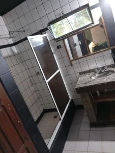 ein Badezimmer mit Dusche, Waschbecken und Spiegel in der Unterkunft la Cruz 2 in Formosa