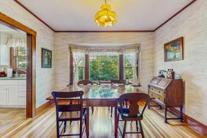 una sala da pranzo con tavolo e sedie in legno di Riverbank Manor a Moody