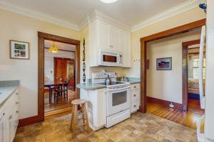 una cucina con piano cottura bianco e forno a microonde di Riverbank Manor a Moody