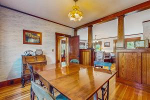 una sala da pranzo con tavolo e sedie in legno di Riverbank Manor a Moody Altre 14 foto