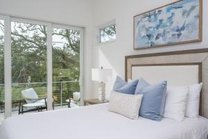 En eller flere senge i et værelse på Arlington Park Luxury House + 72 billeder