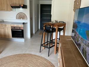 une cuisine avec une table en bois et une table et une table dans l'établissement Kalista - Studio Luxueux - Anse Marcel, à Saint-Martin