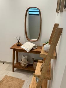 une coiffeuse avec un miroir et un tabouret dans l'établissement Kalista - Studio Luxueux - Anse Marcel, à Saint-Martin
