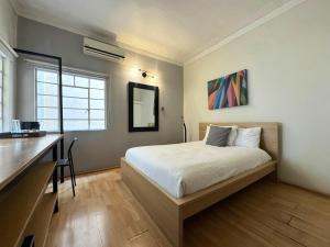 a bedroom with a bed and a desk in it at Casa Condesa Amatlan 84 Hotel by Riberana in Mexico City