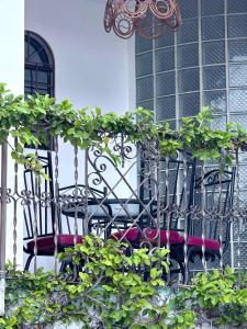 Chuburná de HidalgoAlojamiento tranquilo en Casa con Piscina的建筑前的锻铁桌子和椅子