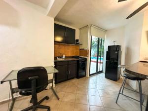 Chuburná de HidalgoAlojamiento tranquilo en Casa con Piscina的厨房配有书桌和桌椅 更多7张照片