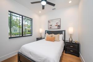 En eller flere senge i et værelse på 2440 Arlington Park Luxury House + 58 billeder