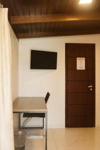 ein Raum mit einem Tisch und einer Tür in der Unterkunft Hotel Pousada Litorânea in Tijucas + 19 Fotos