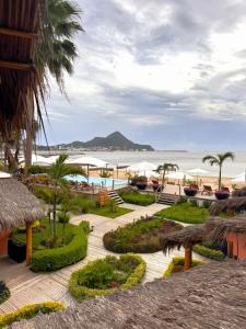 マンサニージョにあるLa Posada Hotel Boutiqueのビーチと海の景色を望むリゾート