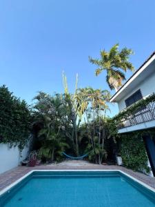 a swimming pool in front of a house at Espacio perfecto para 3 con alberca in Chuburná de Hidalgo