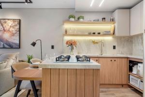 eine Küche mit Herd und Arbeitsplatte in der Unterkunft Condomínio Residencial e Comercial YOU in Canela