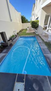Πισίνα στο ή κοντά στο Onrus Holiday Home on Private Estate with Pool