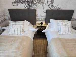 zwei nebeneinander stehende Betten in einem Schlafzimmer in der Unterkunft HOM I Ideal Depto 2D2B Frente al Mall Antofagasta in Antofagasta