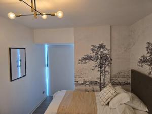 ein Schlafzimmer mit einem Bett und einem Gemälde an der Wand in der Unterkunft HOM I Ideal Depto 2D2B Frente al Mall Antofagasta in Antofagasta