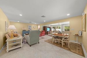 Una sala de estar con una mesa y un comedor. en Charming Chert, en Isla de Sanibel