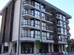 een appartementencomplex met balkons en een auto aan de voorzijde bij Descanso Termal in Ourense