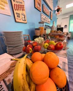 un montón de frutas en tazones sobre una mesa en Hotel Valente, en Ortona