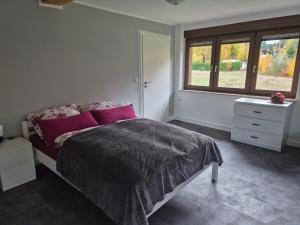 Ένα ή περισσότερα κρεβάτια σε δωμάτιο στο Alte Ölmühle FeWo im OG "Inselsberg" im Herzen des Thüringer Waldes