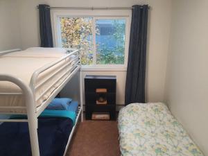 Giường trong phòng chung tại Jewel Lake Apartment