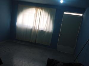 PanotlaにあるPosada descansa tranquiloの窓付きの部屋、鏡付きのドア