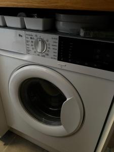 NiederdorlaにあるZentrale Wohnungの白い洗濯機