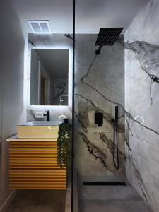 ピッツバーグにあるPrivate Parking 2 BEDS Urban Serenityの洗面台と鏡のあるバスルーム