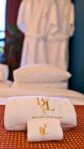 ein weißes Handtuch mit einem Bademantel auf einem Tisch in der Unterkunft Bella Luna Luxury Suites - Warm & Modern Apt Near Old Town & Museums in Warschau