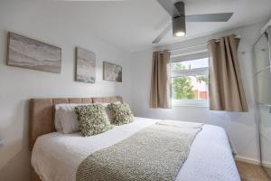 Postel nebo postele na pokoji v ubytování SWINTON HOUSE - Beautiful 3 Bed House in Harrogate, North Yorkshire