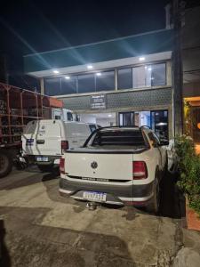 ジ・パラナにあるPousada ji Paranáの車庫前に駐車した白いトラック