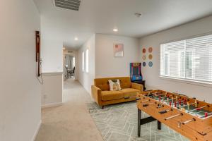 Posezení v ubytování Great for Families! Newly Built Home in Aurora