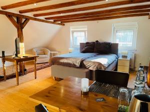 ヴッパータールにあるHaus Mees Appartementsのベッドルーム1室(ベッド1台、ノートパソコン付きのデスク付)