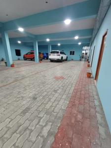 un garaje grande con dos coches aparcados en él en Hotel Saai Residency, en Tiruvannāmalai
