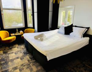 Katil atau katil-katil dalam bilik di Bed & Breakfast Maison Noire Westende-bad incl parking & ontbijt