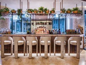 un bar en un restaurante con taburetes en Swissôtel Tbilisi, en Tiflis