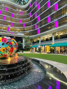 un edificio con una fuente de agua frente a un edificio en CASA SOUL & SOFT 2Bedroom-2Bathroom at Trion KL, en Kuala Lumpur