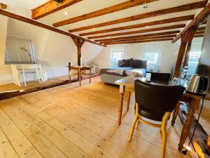 ヴッパータールにあるHaus Mees Appartementsのベッドとテーブルのあるリビングルーム
