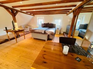 ヴッパータールにあるHaus Mees Appartementsのベッドとソファとテーブルのある寝室
