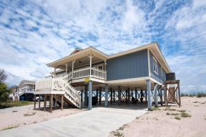 una grande casa sulla spiaggia con un cielo di Sulla Sabbia a Edisto Island