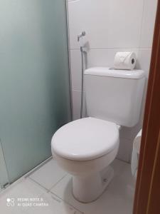 a bathroom with a white toilet in a room at Israel Flat 413 Tambau in Tambaú