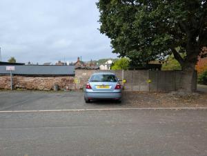 ein silbernes Auto, das auf einem Parkplatz parkt in der Unterkunft Jasmine Cottage, Eamont Bridge in Penrith